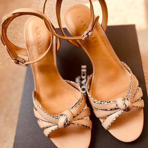 Beautiful Beige Coach Meg Sandals Size 7 Mint Condition